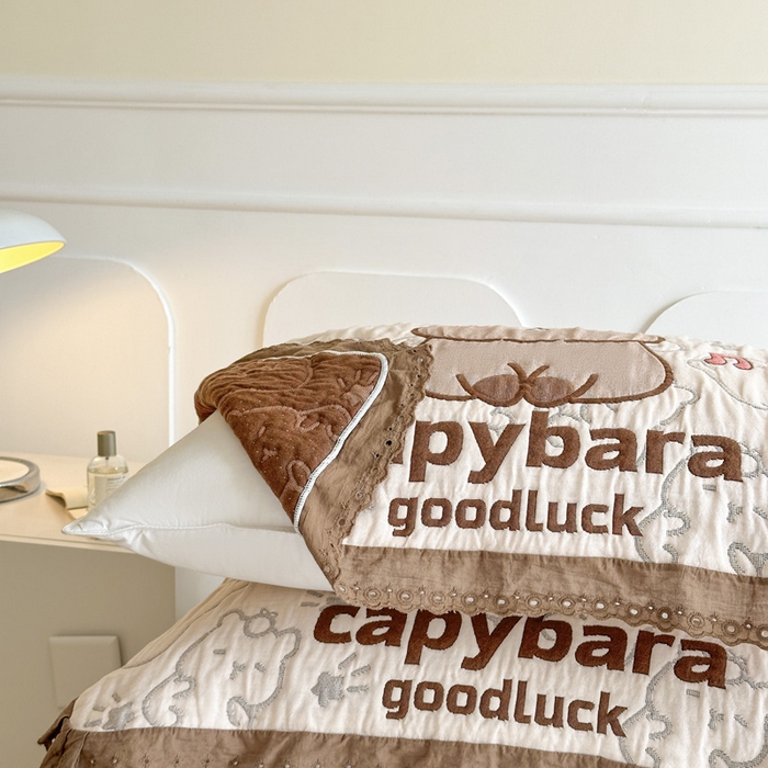 91家纺网 家纺一手货源 找家纺 朴尔家纺-毛巾被 2026新款韩版花边卡通水洗起皱纯棉六层纱布枕巾 卡皮巴拉