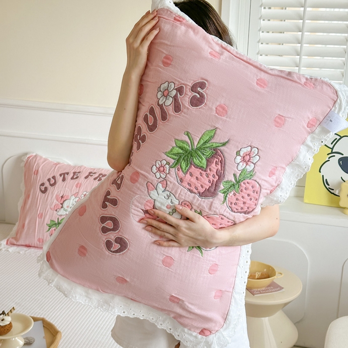 91家纺网 家纺一手货源 找家纺 朴尔家纺-毛巾被 2026新款韩版花边卡通水洗起皱纯棉六层纱布枕巾 草莓蝴蝶