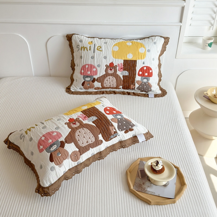 91家纺网 家纺一手货源 找家纺 朴尔家纺-毛巾被 2026新款韩版花边卡通水洗起皱纯棉六层纱布枕巾 蘑菇屋一家