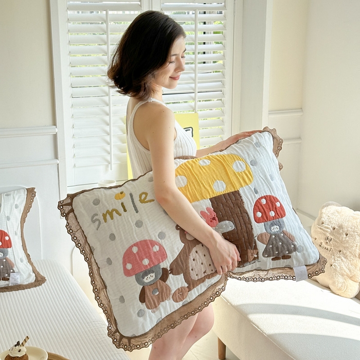 91家纺网 家纺一手货源 找家纺 朴尔家纺-毛巾被 2026新款韩版花边卡通水洗起皱纯棉六层纱布枕巾 蘑菇屋一家