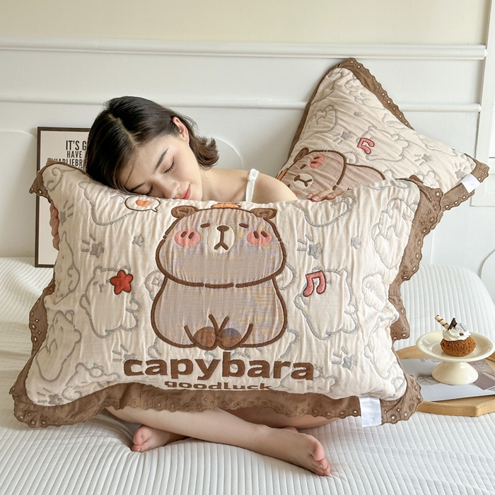 91家纺网 家纺一手货源 找家纺 朴尔家纺-毛巾被 2026新款韩版花边卡通水洗起皱纯棉六层纱布枕巾 卡皮巴拉