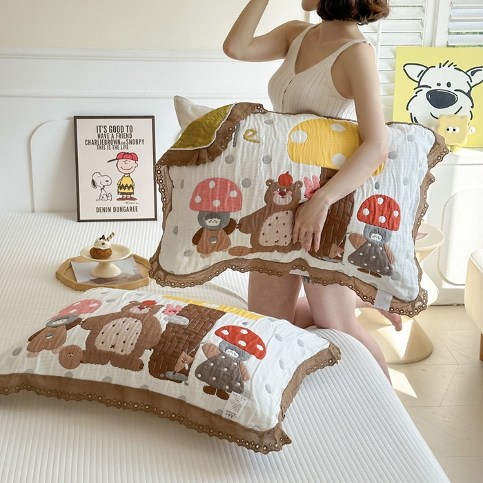 91家纺网 家纺一手货源 找家纺 朴尔家纺-毛巾被 2026新款韩版花边卡通水洗起皱纯棉六层纱布枕巾 蘑菇屋一家