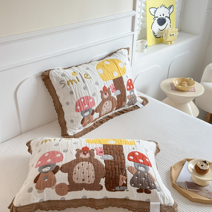 91家纺网 家纺一手货源 找家纺 朴尔家纺-毛巾被 2026新款韩版花边卡通水洗起皱纯棉六层纱布枕巾 蘑菇屋一家