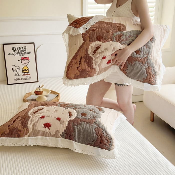 91家纺网 家纺一手货源 找家纺 朴尔家纺-毛巾被 2026新款韩版花边卡通水洗起皱纯棉六层纱布枕巾 熊熊一家