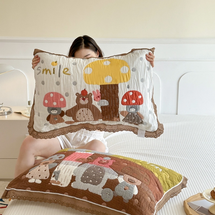91家纺网 家纺一手货源 找家纺 朴尔家纺-毛巾被 2026新款韩版花边卡通水洗起皱纯棉六层纱布枕巾 蘑菇屋一家
