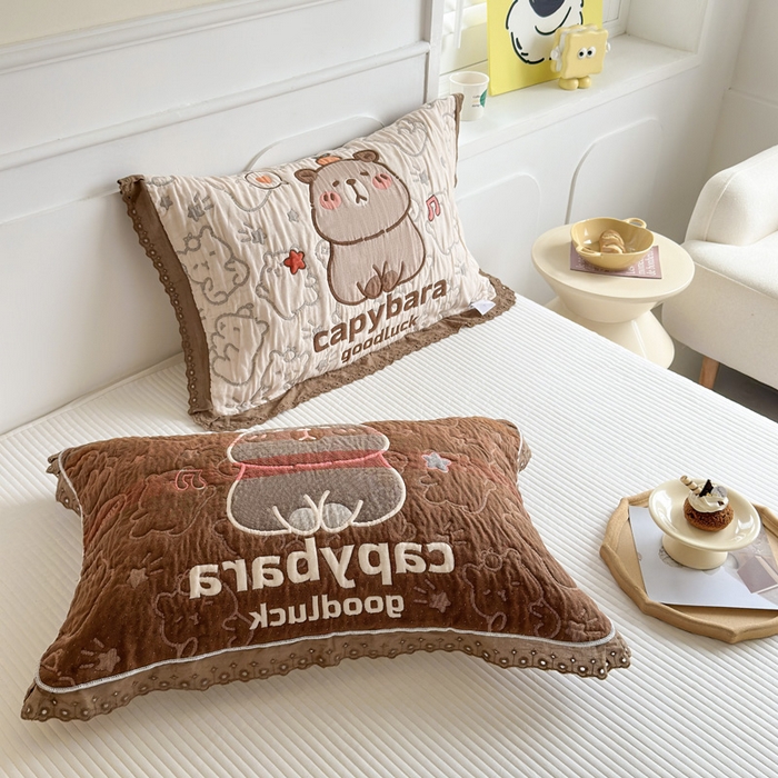 91家纺网 家纺一手货源 找家纺 朴尔家纺-毛巾被 2026新款韩版花边卡通水洗起皱纯棉六层纱布枕巾 卡皮巴拉