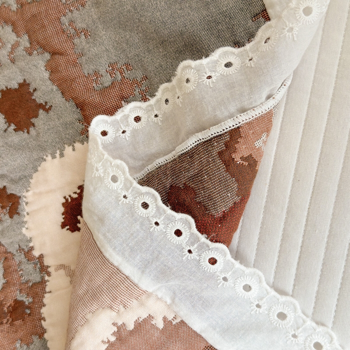 91家纺网 家纺一手货源 找家纺 朴尔家纺-毛巾被 2026新款韩版花边卡通水洗起皱纯棉六层纱布枕巾 熊熊一家