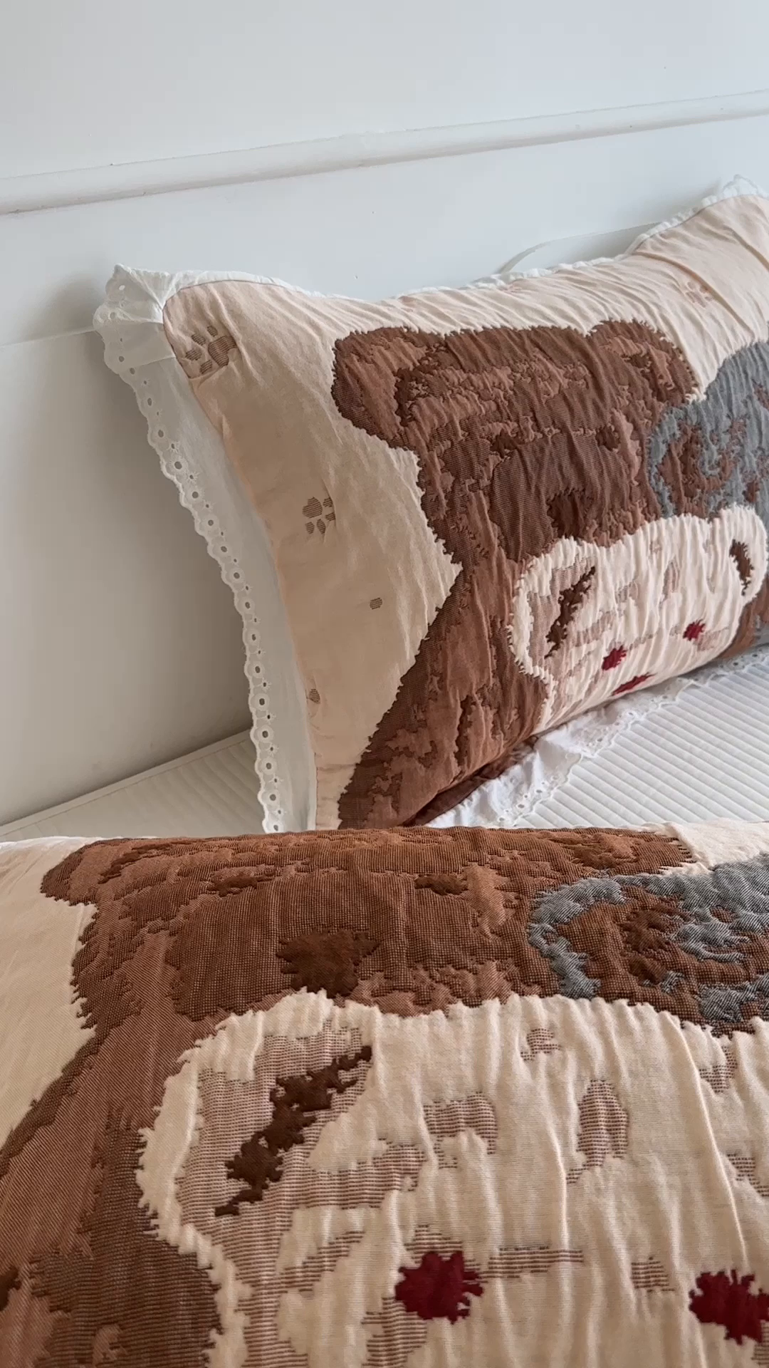 91家纺网 家纺一手货源 找家纺 朴尔家纺-毛巾被 2026新款韩版花边卡通水洗起皱纯棉六层纱布枕巾 熊熊一家