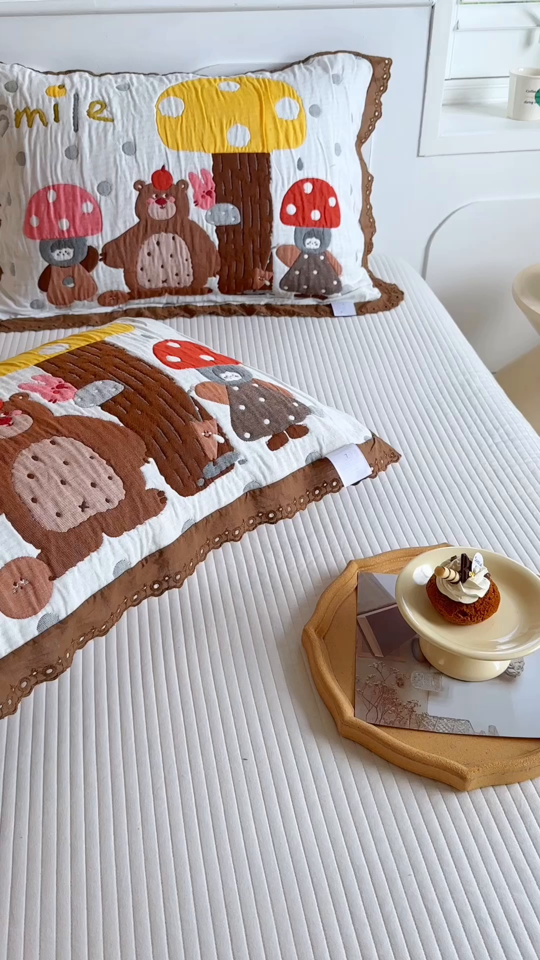 91家纺网 家纺一手货源 找家纺 朴尔家纺-毛巾被 2026新款韩版花边卡通水洗起皱纯棉六层纱布枕巾 蘑菇屋一家