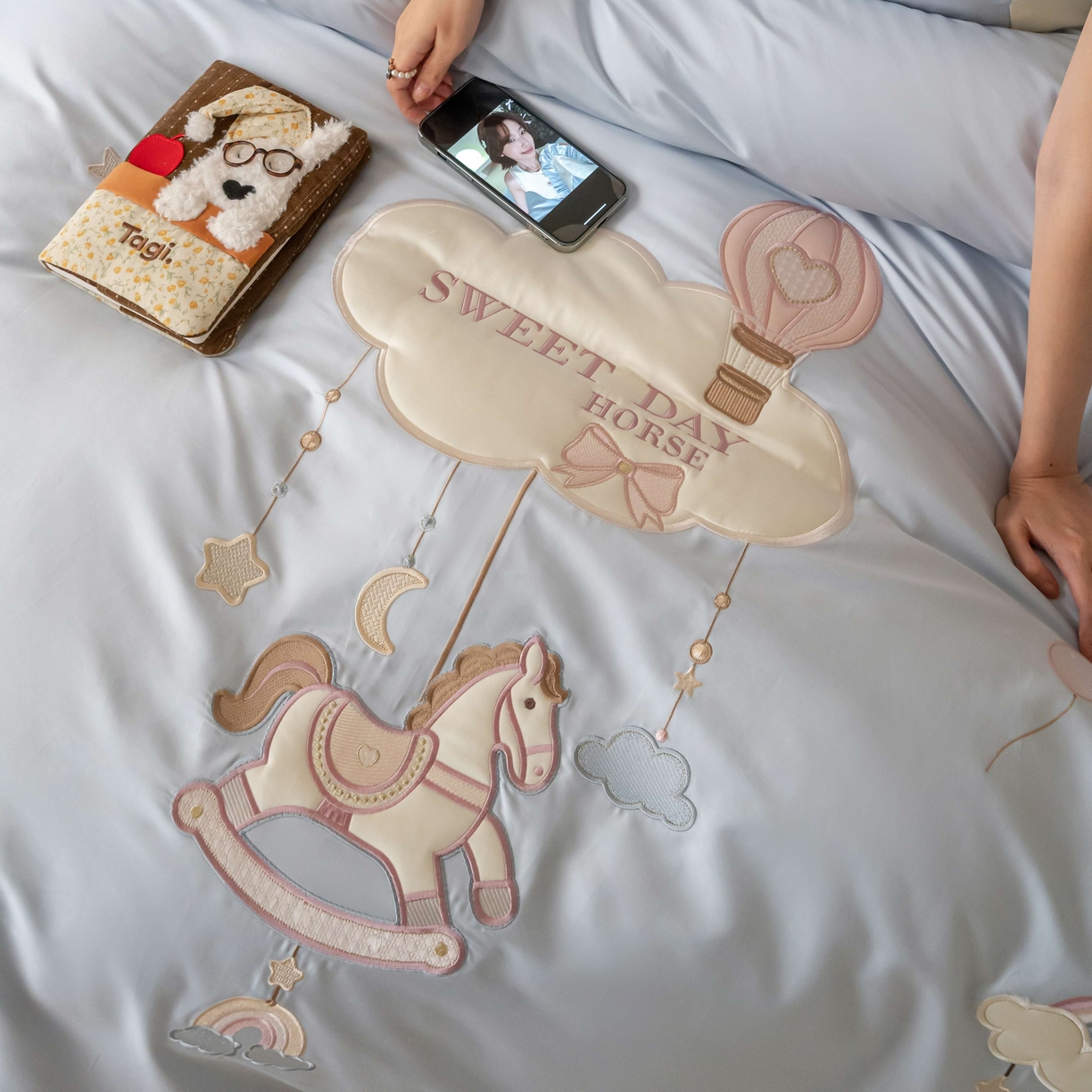 91家纺网 家纺一手货源 找家纺 （总）西西家居 2026新款50s长绒棉纯棉四件套-晴空漫游记-蓝 会员-20元,商品控价：不得低于 线上（基础价）：小号床单款408/ 标准床单款442 线上（超级立减）：小号床单款368/ 标准床