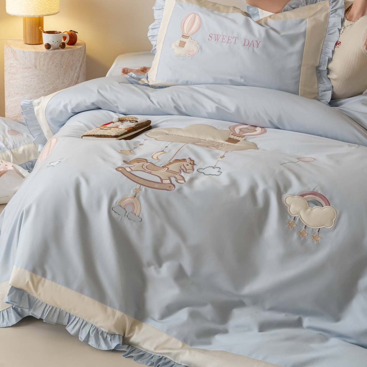 91家纺网 家纺一手货源 找家纺 （总）西西家居 2026新款50s长绒棉纯棉四件套-晴空漫游记-蓝 会员-20元,商品控价：不得低于 线上（基础价）：小号床单款408/ 标准床单款442 线上（超级立减）：小号床单款368/ 标准床