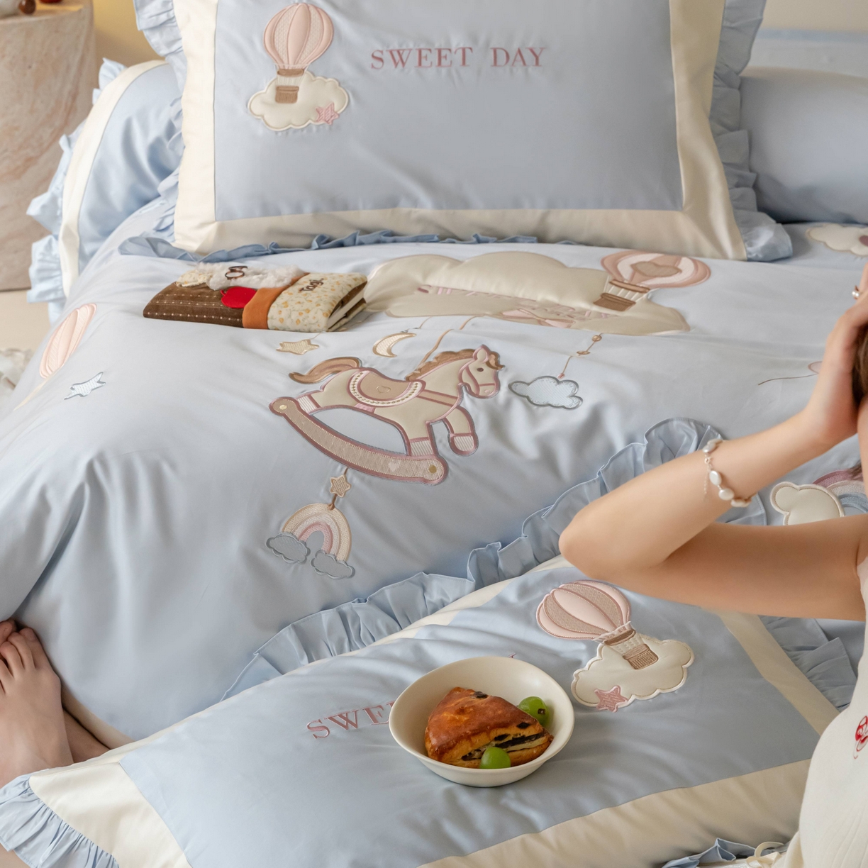 91家纺网 家纺一手货源 找家纺 （总）西西家居 2026新款50s长绒棉纯棉四件套-晴空漫游记-蓝 会员-20元,商品控价：不得低于 线上（基础价）：小号床单款408/ 标准床单款442 线上（超级立减）：小号床单款368/ 标准床