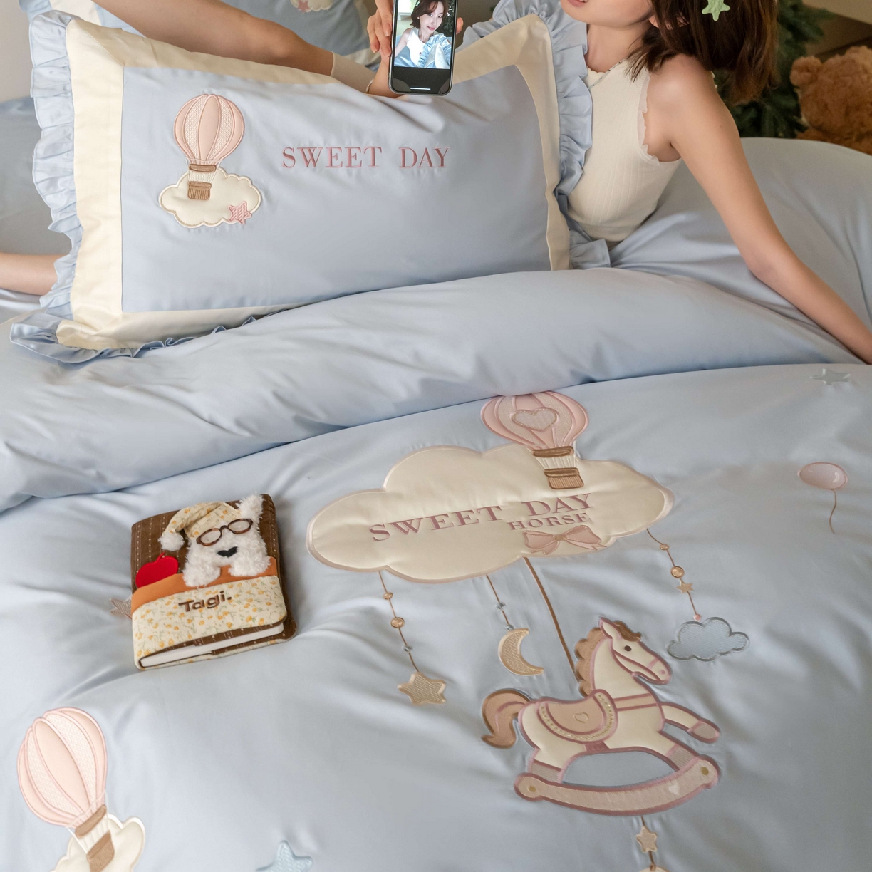 91家纺网 家纺一手货源 找家纺 （总）西西家居 2026新款50s长绒棉纯棉四件套-晴空漫游记-蓝 会员-20元,商品控价：不得低于 线上（基础价）：小号床单款408/ 标准床单款442 线上（超级立减）：小号床单款368/ 标准床