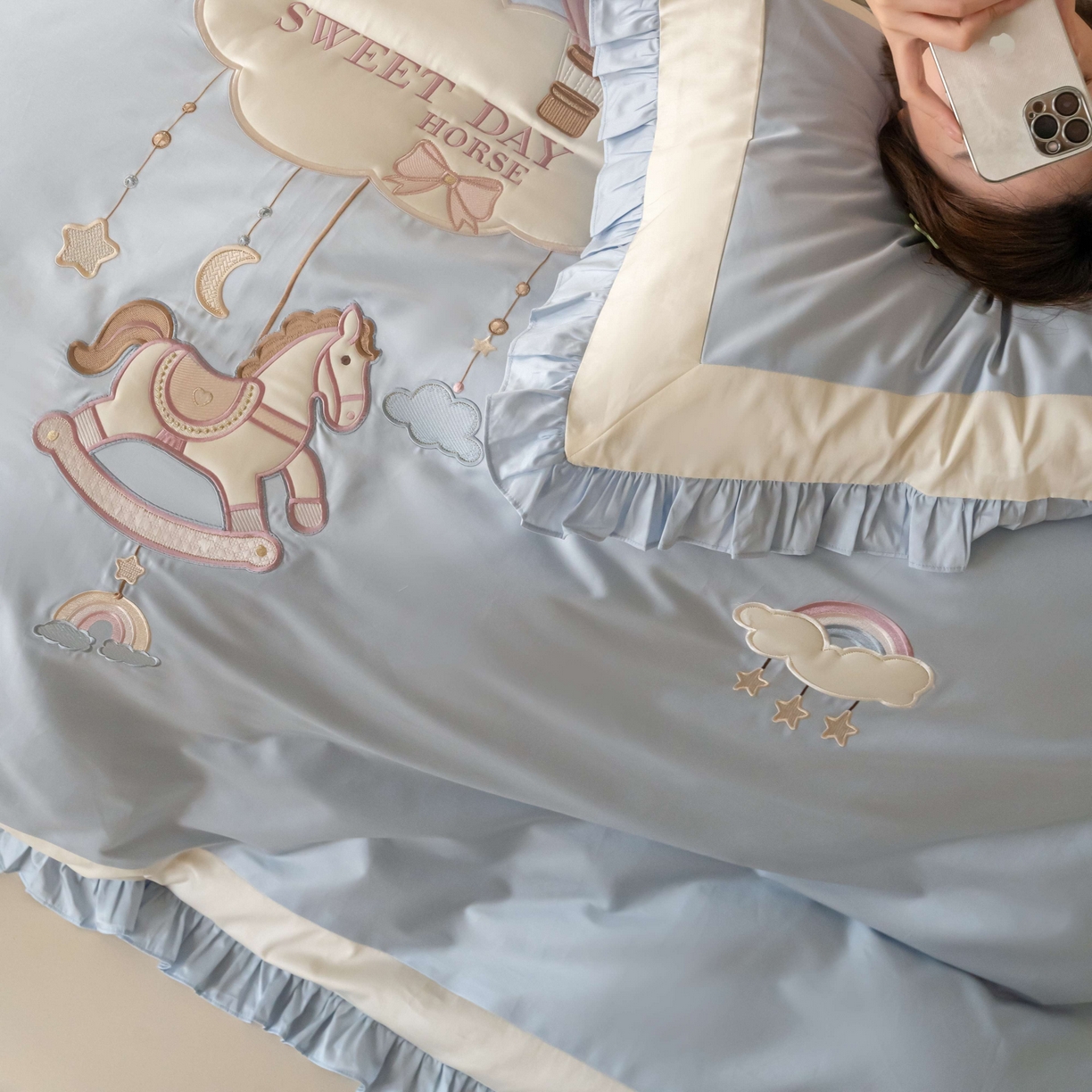 91家纺网 家纺一手货源 找家纺 （总）西西家居 2026新款50s长绒棉纯棉四件套-晴空漫游记-蓝 会员-20元,商品控价：不得低于 线上（基础价）：小号床单款408/ 标准床单款442 线上（超级立减）：小号床单款368/ 标准床