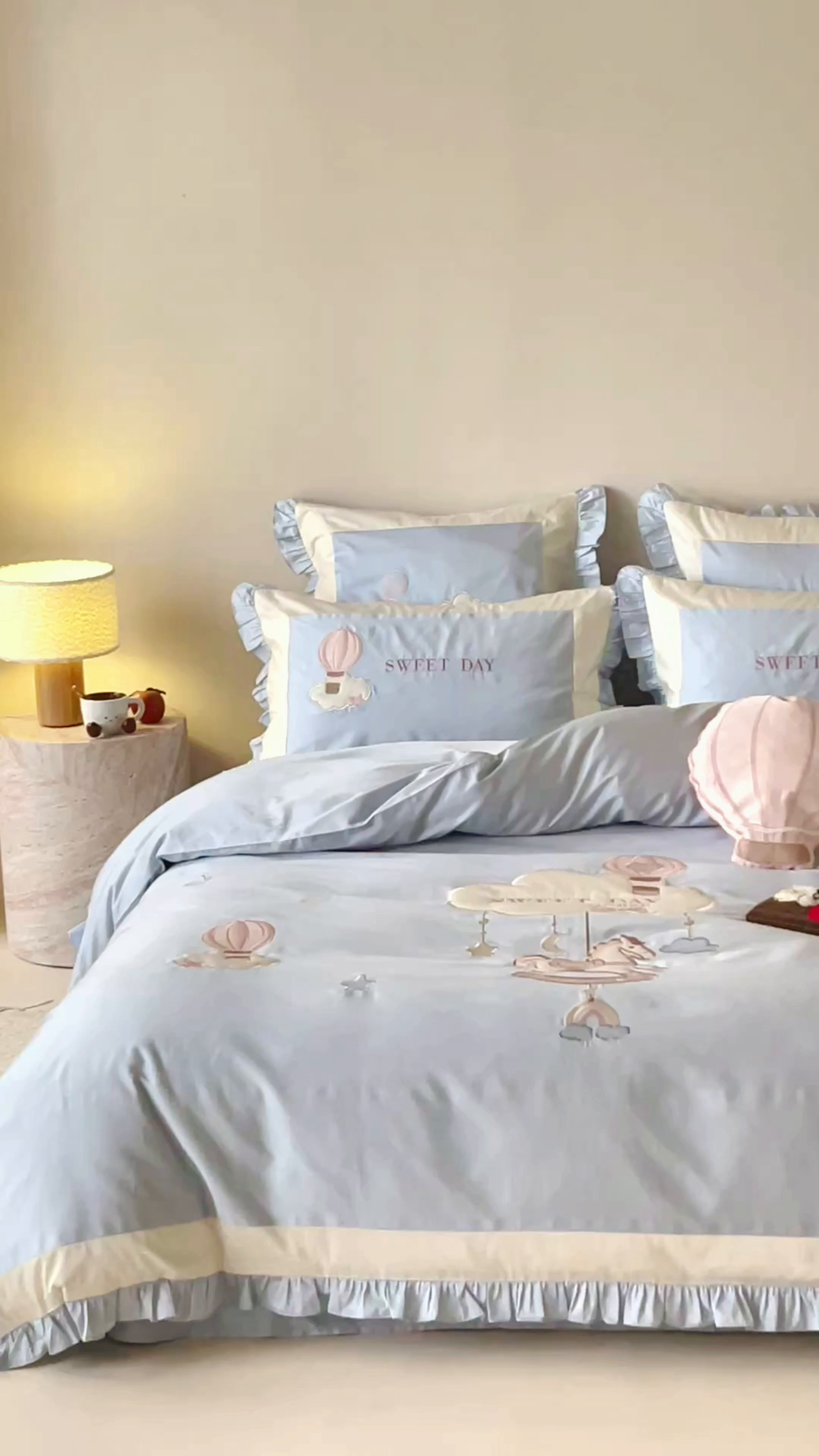 91家纺网 家纺一手货源 找家纺 （总）西西家居 2026新款50s长绒棉纯棉四件套-晴空漫游记-蓝 会员-20元,商品控价：不得低于 线上（基础价）：小号床单款408/ 标准床单款442 线上（超级立减）：小号床单款368/ 标准床