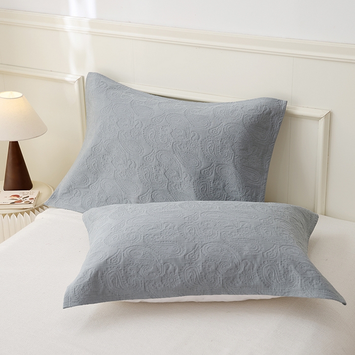 91家纺网 家纺一手货源 找家纺 朴尔家纺-毛巾被 2026新款浮雕凤尾花纯色全棉纯棉三层纱布枕巾 浮雕凤尾花-蓝灰