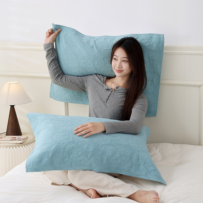 91家纺网 家纺一手货源 找家纺 朴尔家纺-毛巾被 2026新款浮雕凤尾花纯色全棉纯棉三层纱布枕巾 浮雕凤尾花-蓝