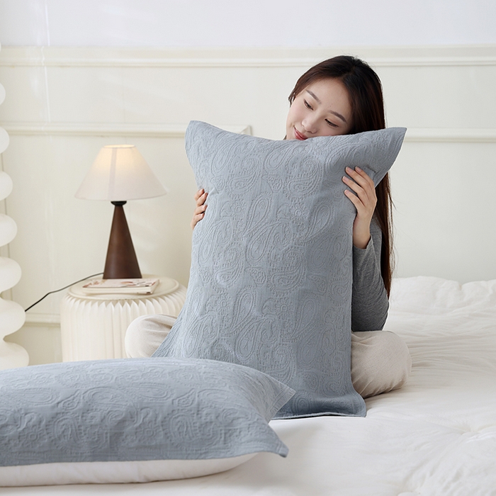 91家纺网 家纺一手货源 找家纺 朴尔家纺-毛巾被 2026新款浮雕凤尾花纯色全棉纯棉三层纱布枕巾 浮雕凤尾花-蓝灰