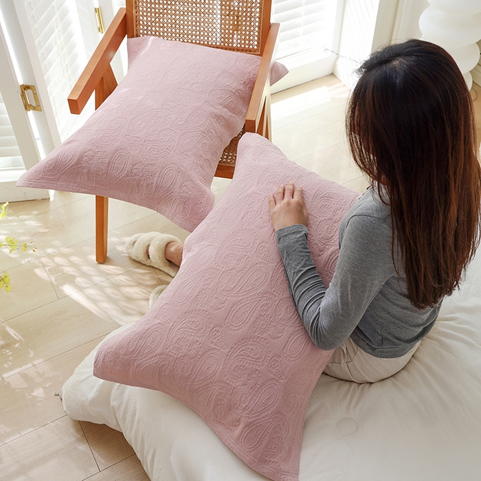 91家纺网 家纺一手货源 找家纺 朴尔家纺-毛巾被 2026新款浮雕凤尾花纯色全棉纯棉三层纱布枕巾 浮雕凤尾花-粉