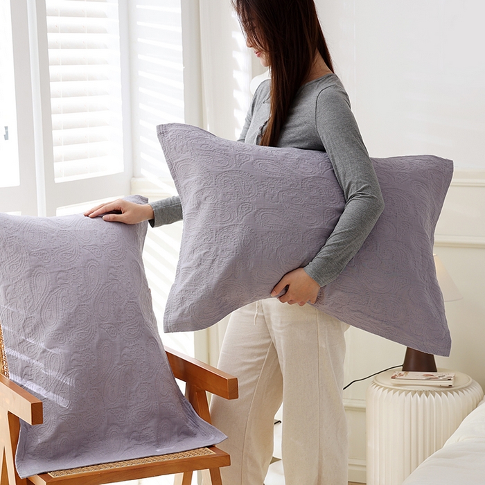 91家纺网 家纺一手货源 找家纺 朴尔家纺-毛巾被 2026新款浮雕凤尾花纯色全棉纯棉三层纱布枕巾 浮雕凤尾花-深灰