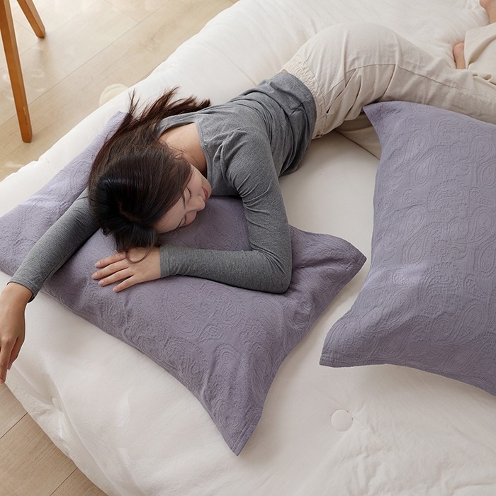 91家纺网 家纺一手货源 找家纺 朴尔家纺-毛巾被 2026新款浮雕凤尾花纯色全棉纯棉三层纱布枕巾 浮雕凤尾花-深灰