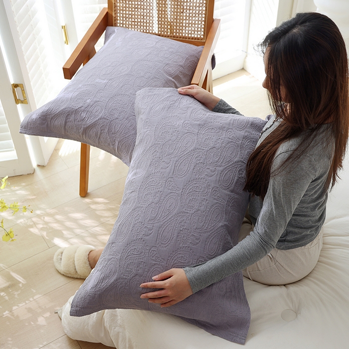 91家纺网 家纺一手货源 找家纺 朴尔家纺-毛巾被 2026新款浮雕凤尾花纯色全棉纯棉三层纱布枕巾 浮雕凤尾花-深灰