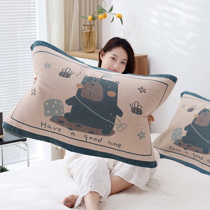 91家纺网 家纺一手货源 找家纺 朴尔家纺-毛巾被 2026新款卡通定位全棉纯棉四层纱布枕巾 包包熊崽-蓝