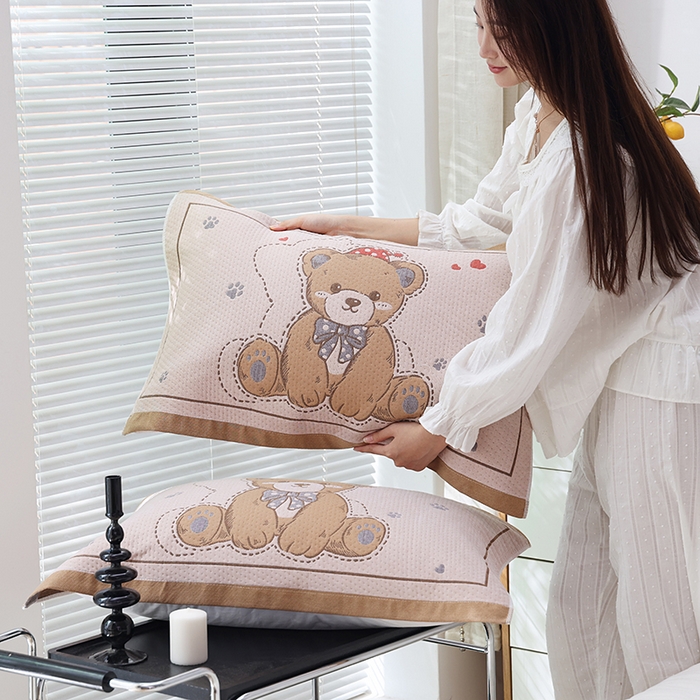 91家纺网 家纺一手货源 找家纺 朴尔家纺-毛巾被 2026新款卡通定位全棉纯棉四层纱布枕巾 呆萌熊-咖