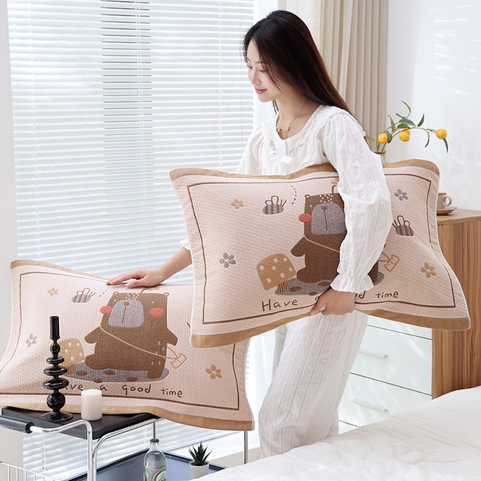 91家纺网 家纺一手货源 找家纺 朴尔家纺-毛巾被 2026新款卡通定位全棉纯棉四层纱布枕巾 包包熊崽-咖