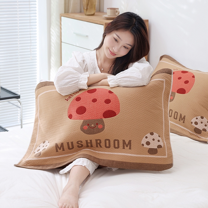 91家纺网 家纺一手货源 找家纺 朴尔家纺-毛巾被 2026新款卡通定位全棉纯棉四层纱布枕巾 萌趣蘑菇-咖