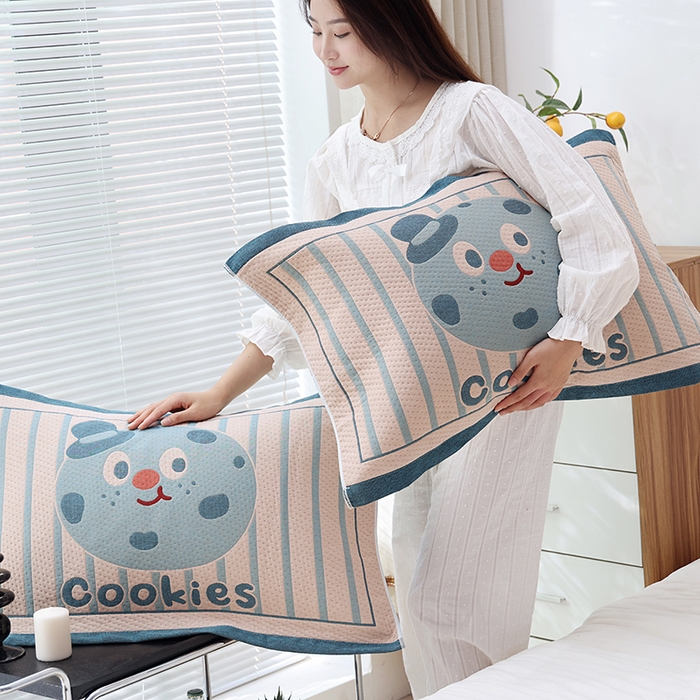 91家纺网 家纺一手货源 找家纺 朴尔家纺-毛巾被 2026新款卡通定位全棉纯棉四层纱布枕巾 巧克力饼-蓝