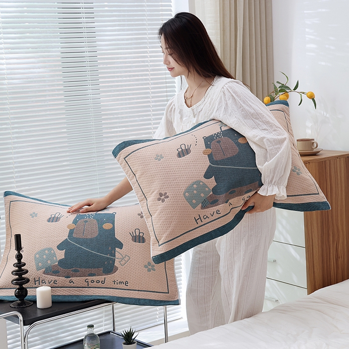 91家纺网 家纺一手货源 找家纺 朴尔家纺-毛巾被 2026新款卡通定位全棉纯棉四层纱布枕巾 包包熊崽-蓝