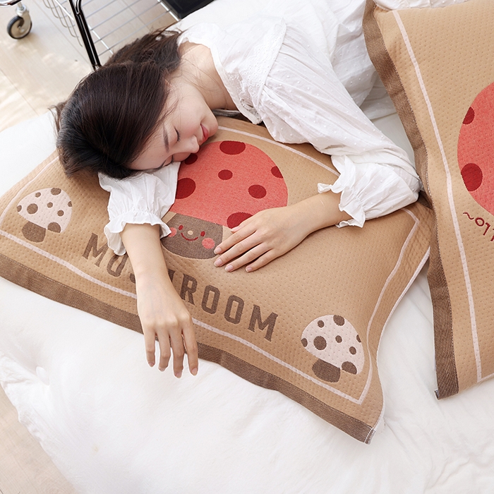 91家纺网 家纺一手货源 找家纺 朴尔家纺-毛巾被 2026新款卡通定位全棉纯棉四层纱布枕巾 萌趣蘑菇-咖