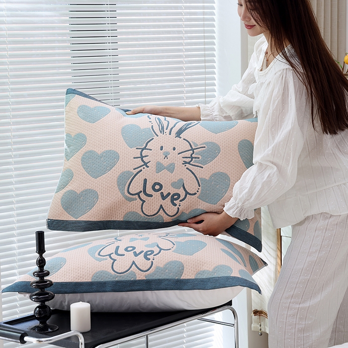 91家纺网 家纺一手货源 找家纺 朴尔家纺-毛巾被 2026新款卡通定位全棉纯棉四层纱布枕巾 心跳小兔-蓝