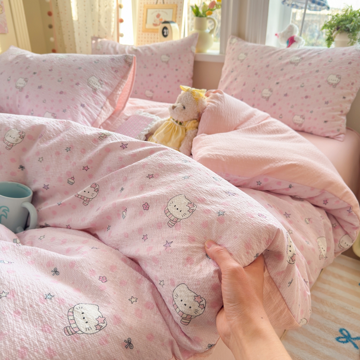 91家纺网 家纺一手货源 找家纺 优承佳生活馆 2026年新款卡通小清新风格高克重超柔软糯泡芙双层纱面料三件套四件套单被套系列 hello粉凯蒂