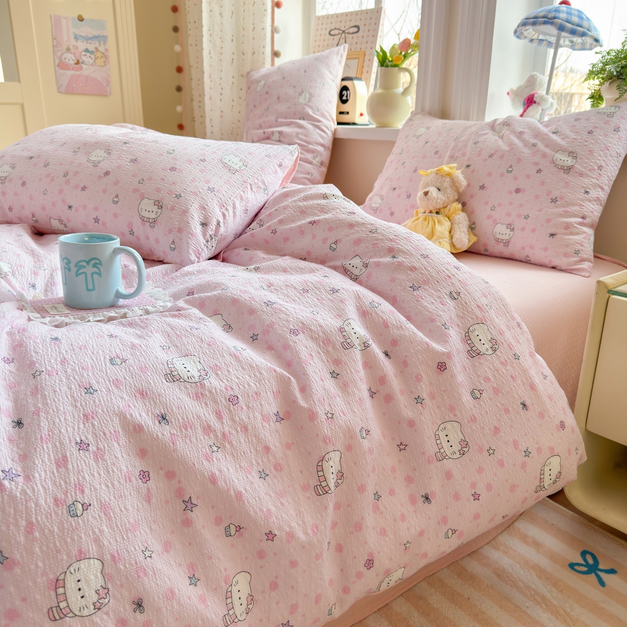 91家纺网 家纺一手货源 找家纺 优承佳生活馆 2026年新款卡通小清新风格高克重超柔软糯泡芙双层纱面料三件套四件套单被套系列 hello粉凯蒂