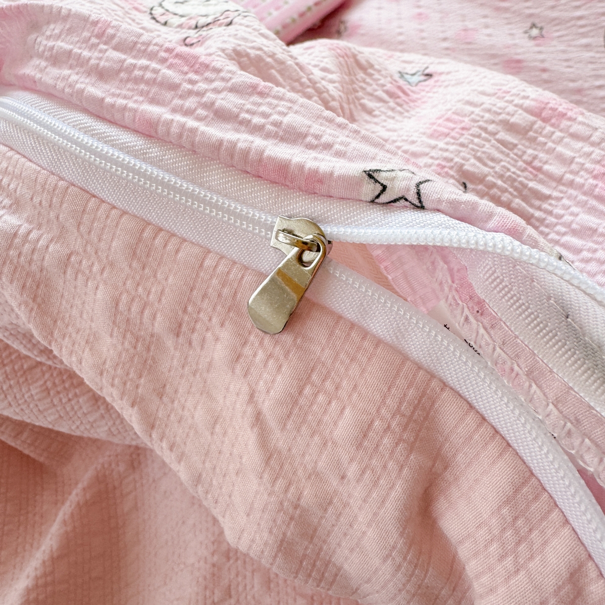 91家纺网 家纺一手货源 找家纺 优承佳生活馆 2026年新款卡通小清新风格高克重超柔软糯泡芙双层纱面料三件套四件套单被套系列 hello粉凯蒂