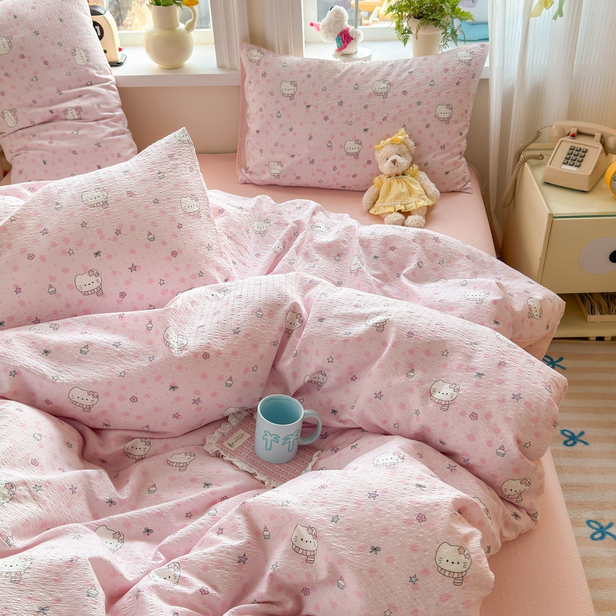 91家纺网 家纺一手货源 找家纺 优承佳生活馆 2026年新款卡通小清新风格高克重超柔软糯泡芙双层纱面料三件套四件套单被套系列 hello粉凯蒂