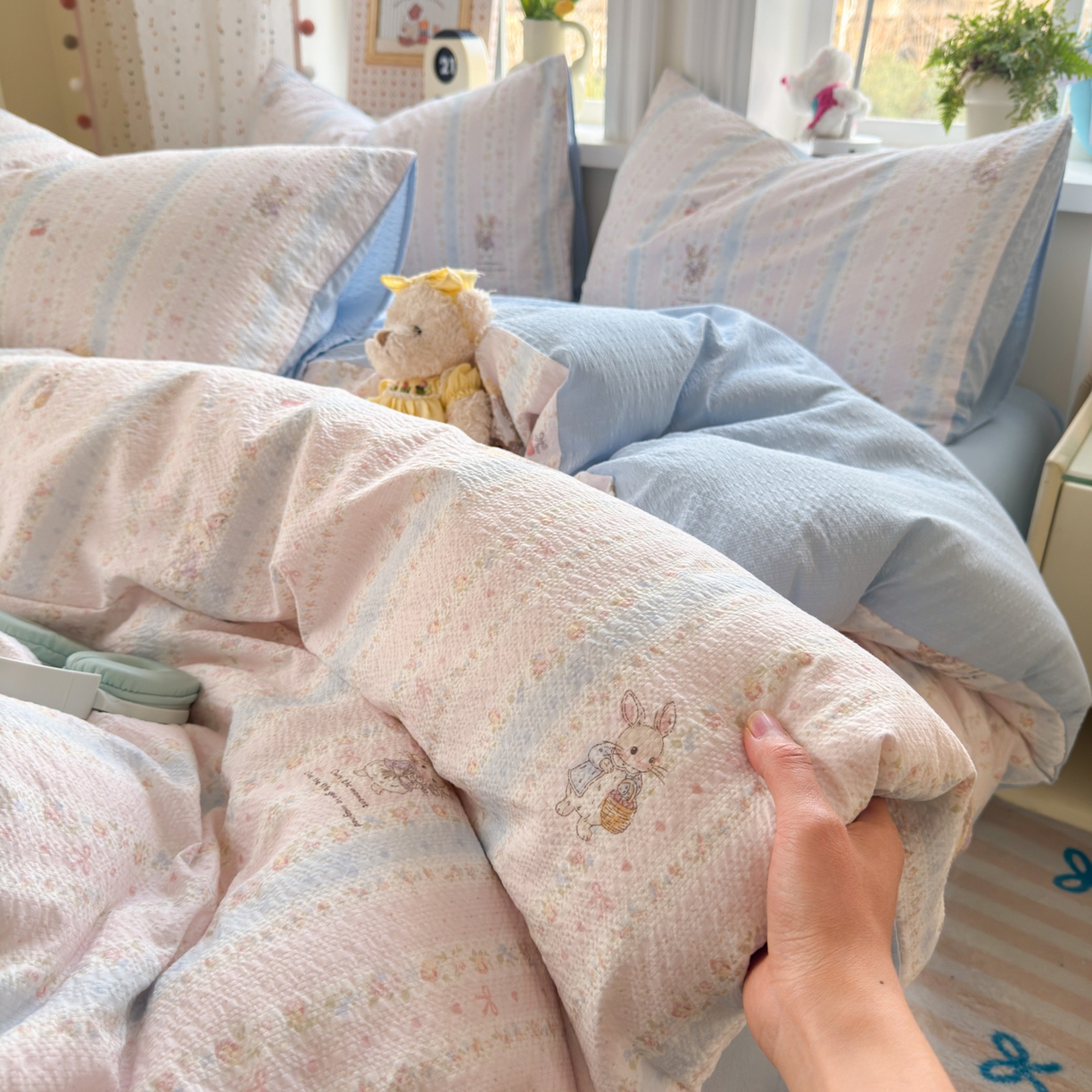 91家纺网 家纺一手货源 找家纺 优承佳生活馆 2026年新款卡通小清新风格高克重超柔软糯泡芙双层纱面料三件套四件套单被套系列 芭比兔