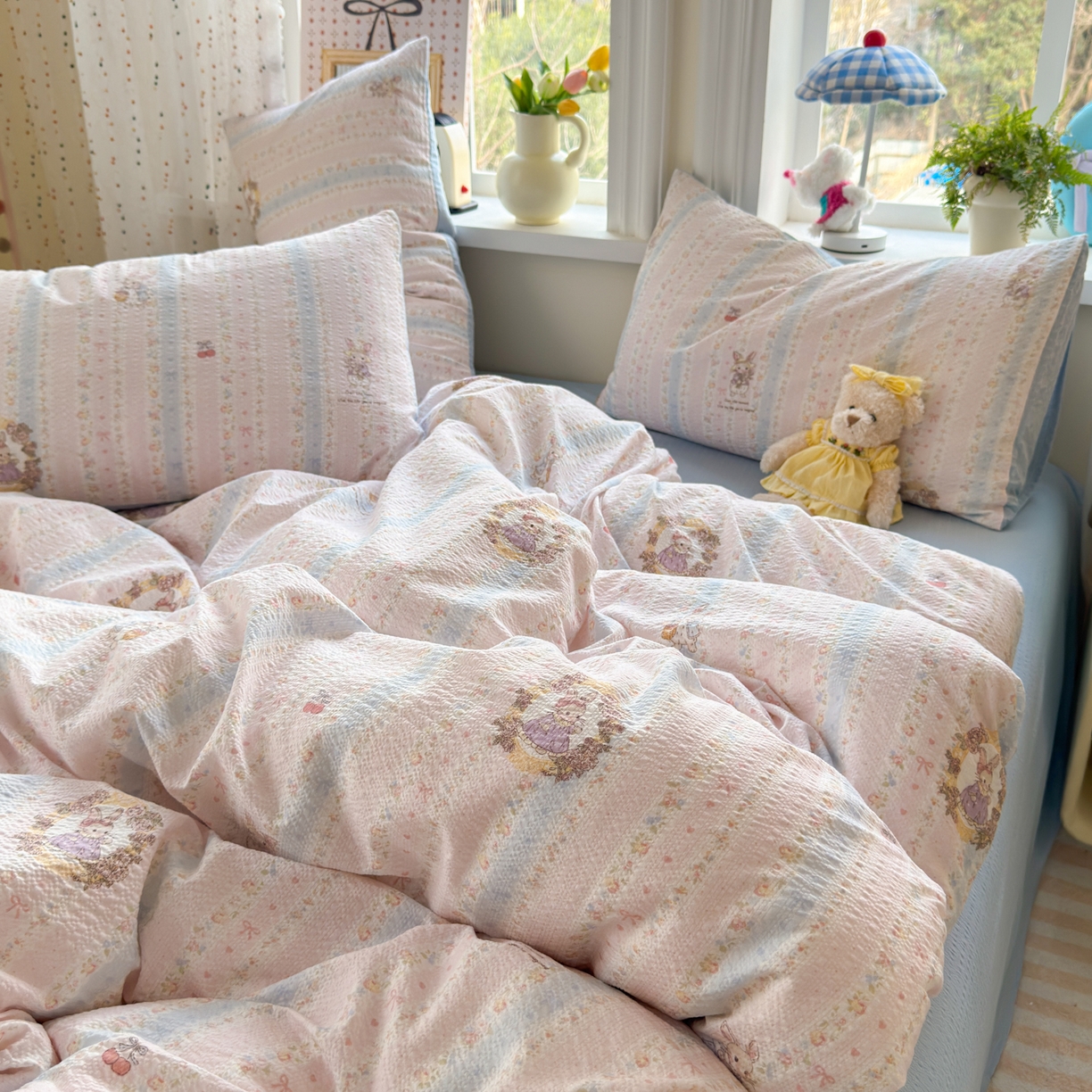 91家纺网 家纺一手货源 找家纺 优承佳生活馆 2026年新款卡通小清新风格高克重超柔软糯泡芙双层纱面料三件套四件套单被套系列 芭比兔