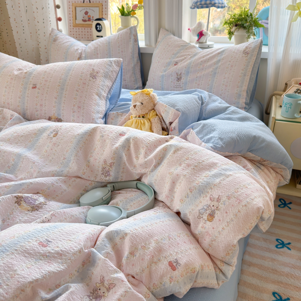 91家纺网 家纺一手货源 找家纺 优承佳生活馆 2026年新款卡通小清新风格高克重超柔软糯泡芙双层纱面料三件套四件套单被套系列 芭比兔