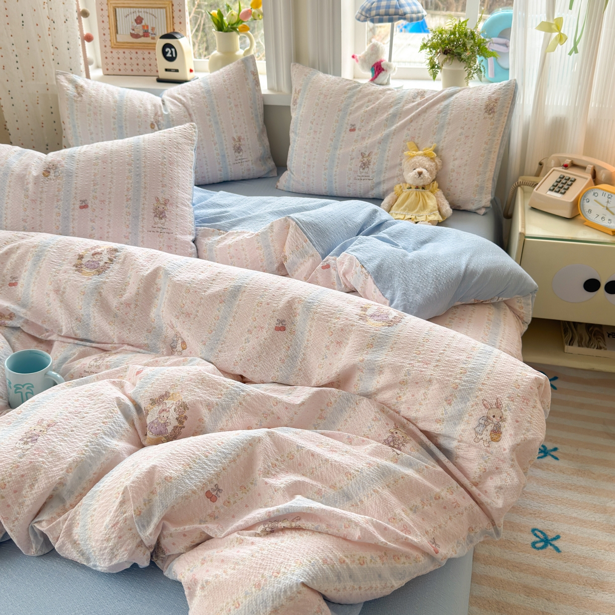 91家纺网 家纺一手货源 找家纺 优承佳生活馆 2026年新款卡通小清新风格高克重超柔软糯泡芙双层纱面料三件套四件套单被套系列 芭比兔