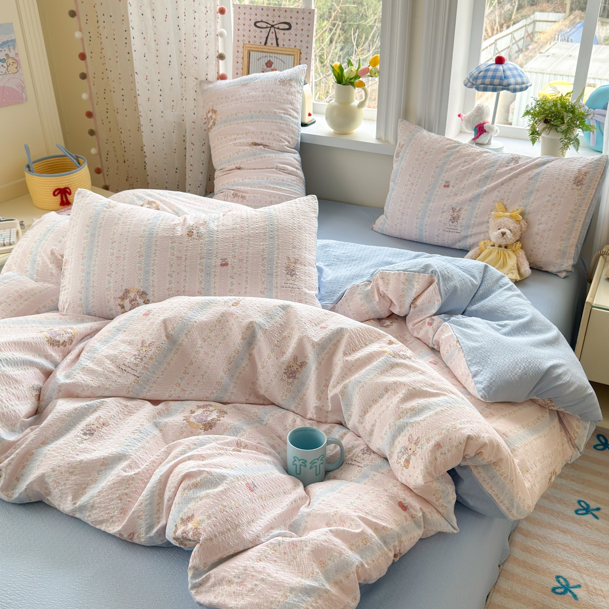 91家纺网 家纺一手货源 找家纺 优承佳生活馆 2026年新款卡通小清新风格高克重超柔软糯泡芙双层纱面料三件套四件套单被套系列 芭比兔