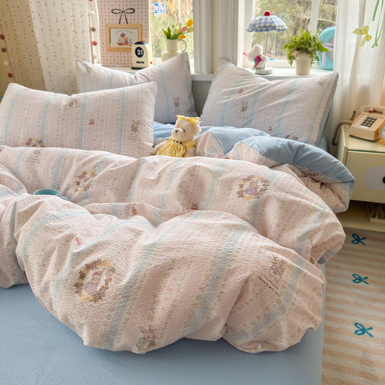 91家纺网 家纺一手货源 找家纺 优承佳生活馆 2026年新款卡通小清新风格高克重超柔软糯泡芙双层纱面料三件套四件套单被套系列 芭比兔