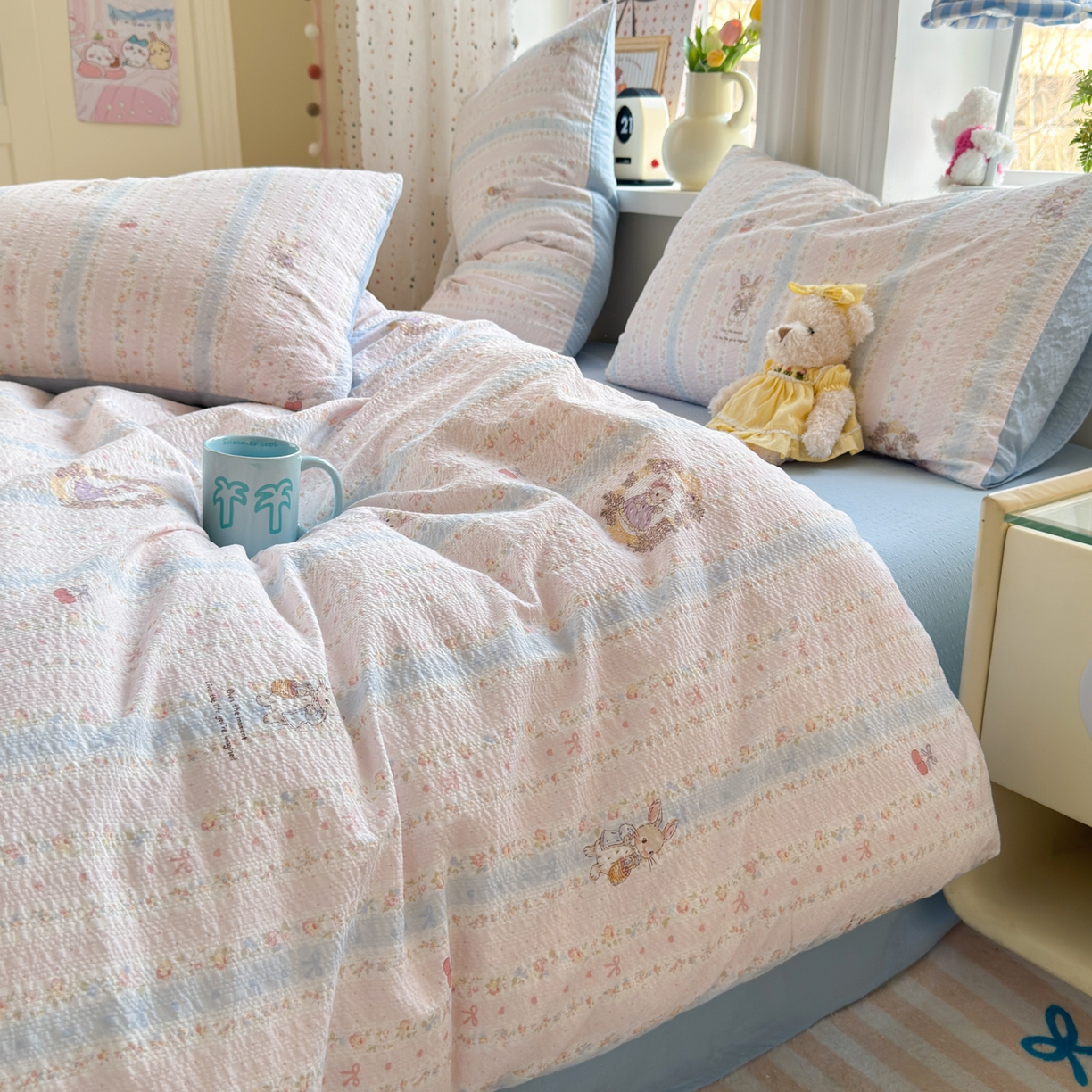 91家纺网 家纺一手货源 找家纺 优承佳生活馆 2026年新款卡通小清新风格高克重超柔软糯泡芙双层纱面料三件套四件套单被套系列 芭比兔