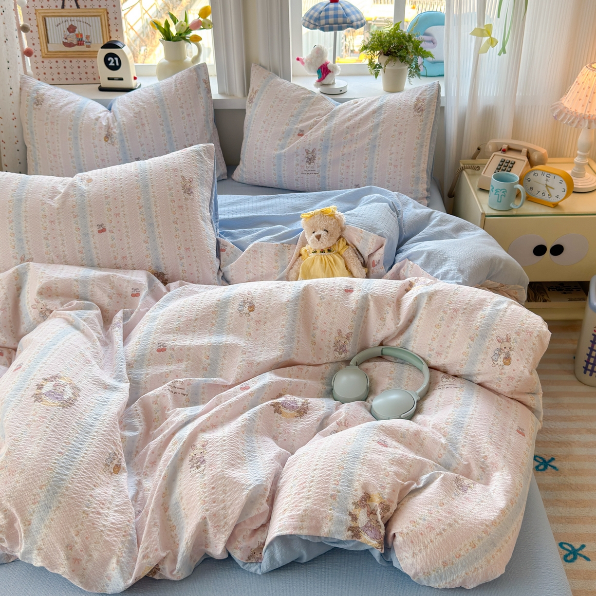 91家纺网 家纺一手货源 找家纺 优承佳生活馆 2026年新款卡通小清新风格高克重超柔软糯泡芙双层纱面料三件套四件套单被套系列 芭比兔