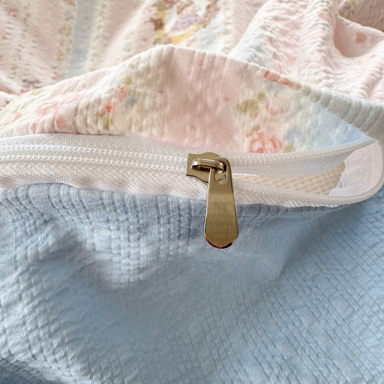 91家纺网 家纺一手货源 找家纺 优承佳生活馆 2026年新款卡通小清新风格高克重超柔软糯泡芙双层纱面料三件套四件套单被套系列 芭比兔