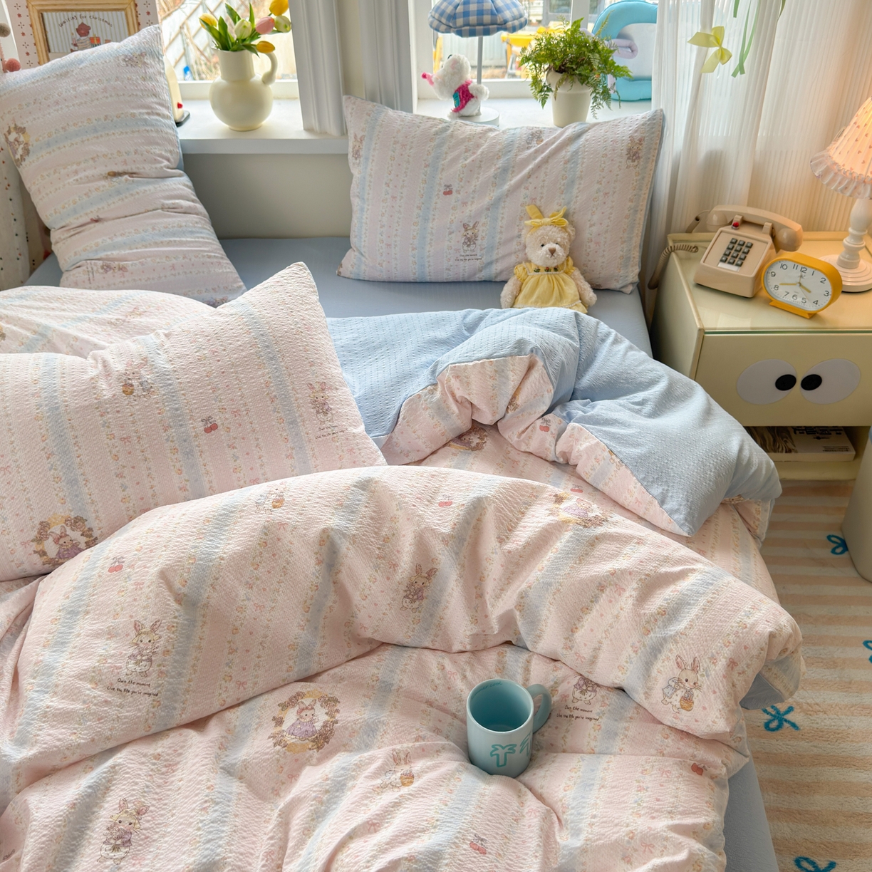 91家纺网 家纺一手货源 找家纺 优承佳生活馆 2026年新款卡通小清新风格高克重超柔软糯泡芙双层纱面料三件套四件套单被套系列 芭比兔