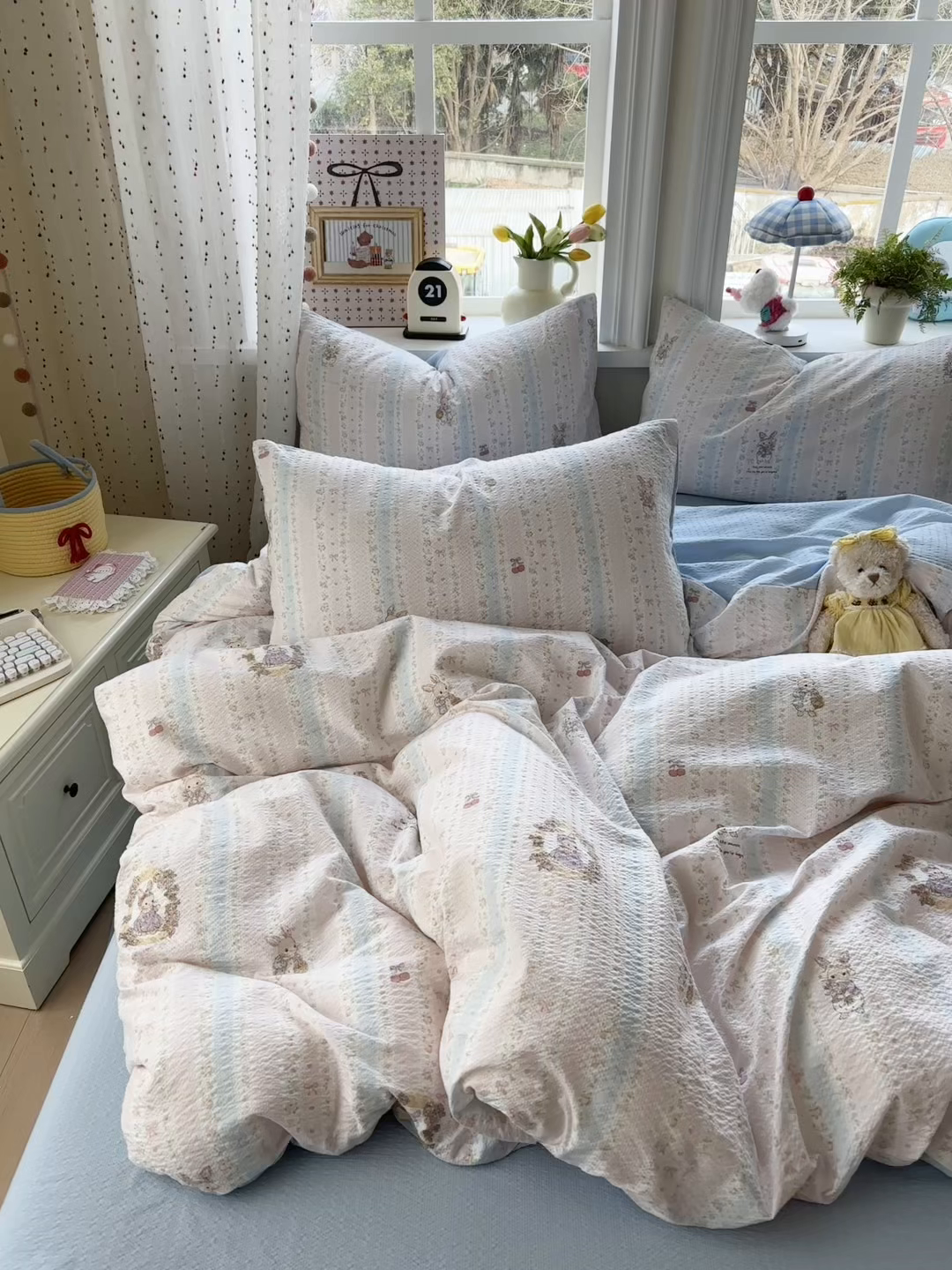 91家纺网 家纺一手货源 找家纺 优承佳生活馆 2026年新款卡通小清新风格高克重超柔软糯泡芙双层纱面料三件套四件套单被套系列 芭比兔