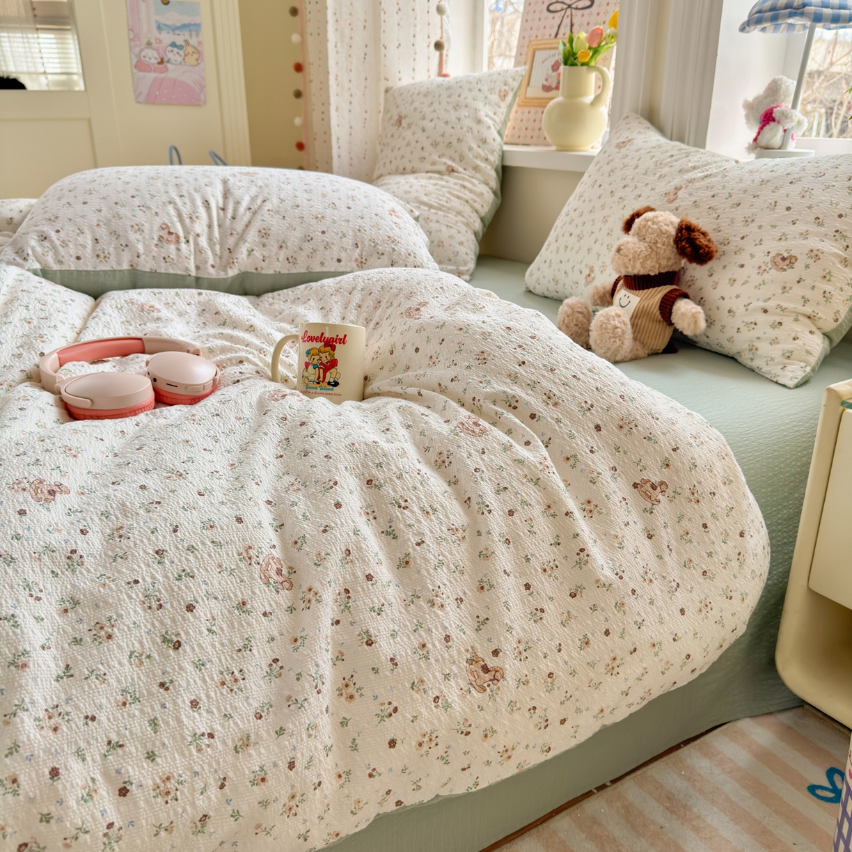 91家纺网 家纺一手货源 找家纺 优承佳生活馆 2026年新款卡通小清新风格高克重超柔软糯泡芙双层纱面料三件套四件套单被套系列 春日木马